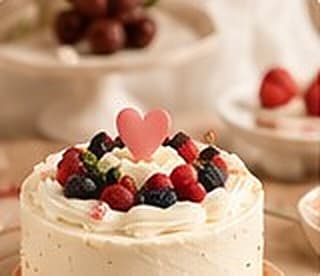Torta con frutos rojos y un corazón