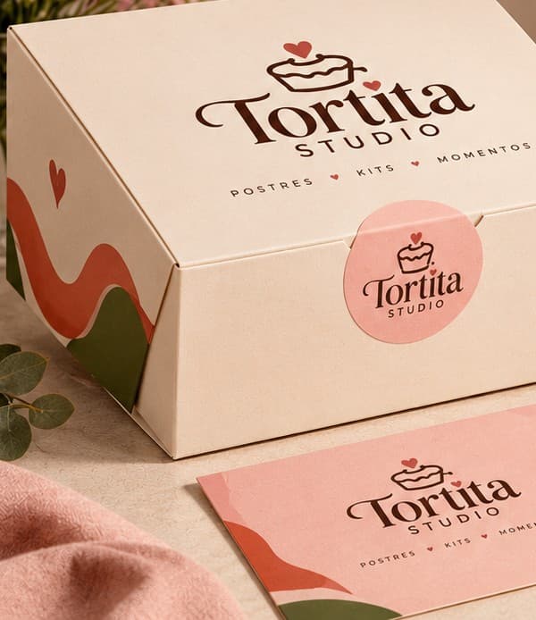 Caja con logo, sticker y tarjeta con marca